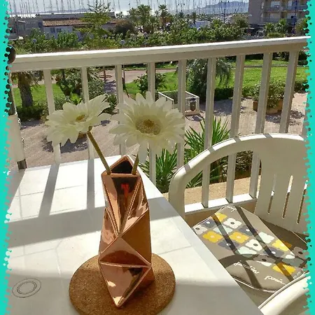 Апартаменты Port D'hyeres Vue Et Iles De Porquerolles Et Port-cros Йер