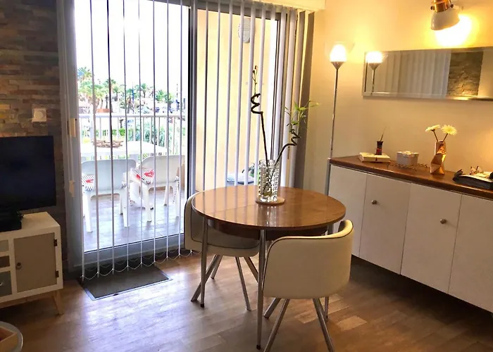 Port D'hyeres Vue Et Iles De Porquerolles Et Port-cros Apartman