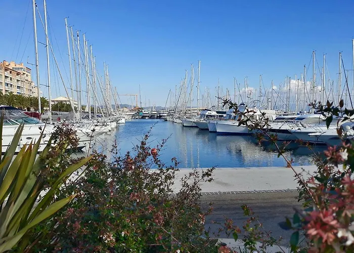 Port D'hyeres Vue Et Iles De Porquerolles Et Port-cros Apartman