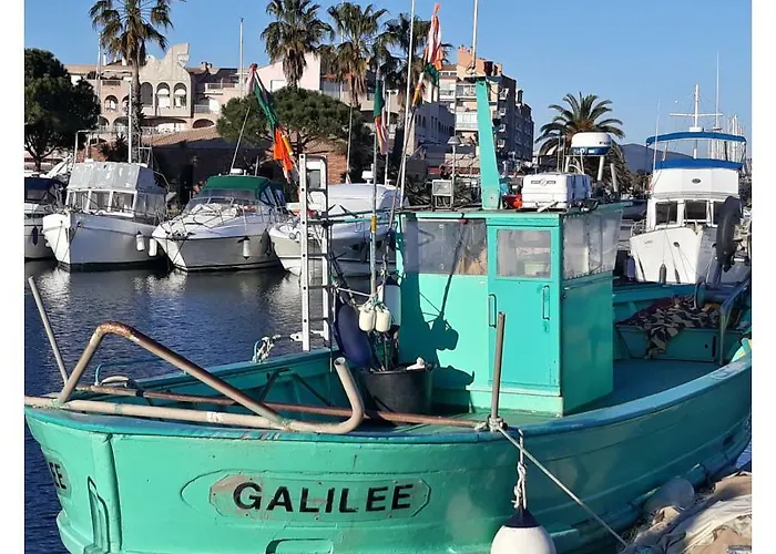 Port D'hyeres Vue Et Iles De Porquerolles Et Port-cros Apartman